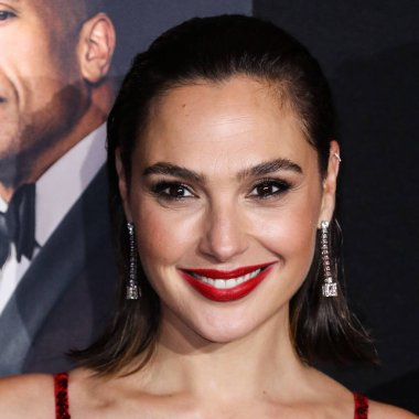 Loewe elbisesi giyen aktris Gal Gadot, 4 Kasım 2021 'de Los Angeles, Kaliforniya' da düzenlenen Xbox Plaza ve Chick Hearn Court 'ta düzenlenen Netflix' in 'Red Notice' in dünya prömiyerine geldi..