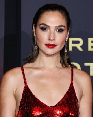 Loewe elbisesi giyen aktris Gal Gadot, 4 Kasım 2021 'de Los Angeles, Kaliforniya' da düzenlenen Xbox Plaza ve Chick Hearn Court 'ta düzenlenen Netflix' in 'Red Notice' in dünya prömiyerine geldi..