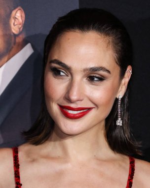Loewe elbisesi giyen aktris Gal Gadot, 4 Kasım 2021 'de Los Angeles, Kaliforniya' da düzenlenen Xbox Plaza ve Chick Hearn Court 'ta düzenlenen Netflix' in 'Red Notice' in dünya prömiyerine geldi..