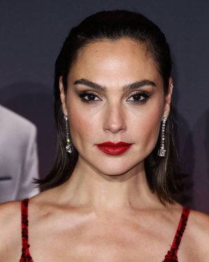 Loewe elbisesi giyen aktris Gal Gadot, 4 Kasım 2021 'de Los Angeles, Kaliforniya' da düzenlenen Xbox Plaza ve Chick Hearn Court 'ta düzenlenen Netflix' in 'Red Notice' in dünya prömiyerine geldi..