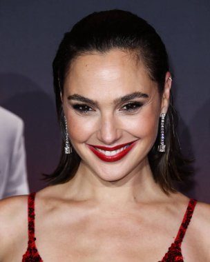 Loewe elbisesi giyen aktris Gal Gadot, 4 Kasım 2021 'de Los Angeles, Kaliforniya' da düzenlenen Xbox Plaza ve Chick Hearn Court 'ta düzenlenen Netflix' in 'Red Notice' in dünya prömiyerine geldi..