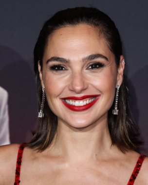 Loewe elbisesi giyen aktris Gal Gadot, 4 Kasım 2021 'de Los Angeles, Kaliforniya' da düzenlenen Xbox Plaza ve Chick Hearn Court 'ta düzenlenen Netflix' in 'Red Notice' in dünya prömiyerine geldi..