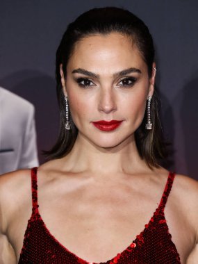Loewe elbisesi giyen aktris Gal Gadot, 4 Kasım 2021 'de Los Angeles, Kaliforniya' da düzenlenen Xbox Plaza ve Chick Hearn Court 'ta düzenlenen Netflix' in 'Red Notice' in dünya prömiyerine geldi..