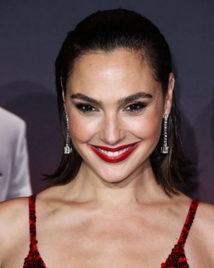 Loewe elbisesi giyen aktris Gal Gadot, 4 Kasım 2021 'de Los Angeles, Kaliforniya' da düzenlenen Xbox Plaza ve Chick Hearn Court 'ta düzenlenen Netflix' in 'Red Notice' in dünya prömiyerine geldi..