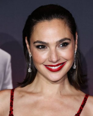 Loewe elbisesi giyen aktris Gal Gadot, 4 Kasım 2021 'de Los Angeles, Kaliforniya' da düzenlenen Xbox Plaza ve Chick Hearn Court 'ta düzenlenen Netflix' in 'Red Notice' in dünya prömiyerine geldi..