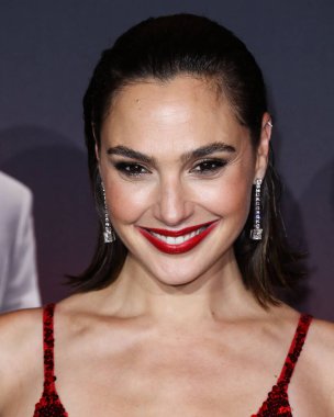 Loewe elbisesi giyen aktris Gal Gadot, 4 Kasım 2021 'de Los Angeles, Kaliforniya' da düzenlenen Xbox Plaza ve Chick Hearn Court 'ta düzenlenen Netflix' in 'Red Notice' in dünya prömiyerine geldi..