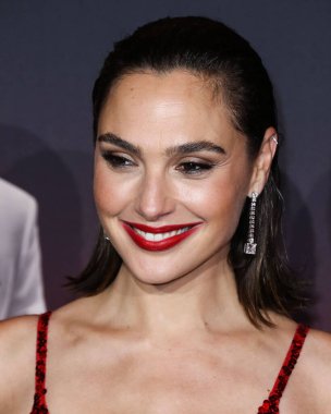 Loewe elbisesi giyen aktris Gal Gadot, 4 Kasım 2021 'de Los Angeles, Kaliforniya' da düzenlenen Xbox Plaza ve Chick Hearn Court 'ta düzenlenen Netflix' in 'Red Notice' in dünya prömiyerine geldi..