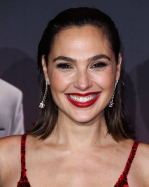 Loewe elbisesi giyen aktris Gal Gadot, 4 Kasım 2021 'de Los Angeles, Kaliforniya' da düzenlenen Xbox Plaza ve Chick Hearn Court 'ta düzenlenen Netflix' in 'Red Notice' in dünya prömiyerine geldi..