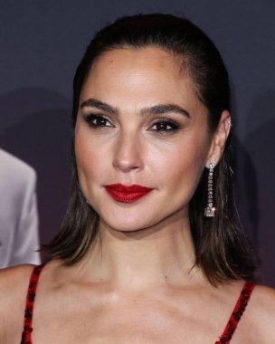 Loewe elbisesi giyen aktris Gal Gadot, 4 Kasım 2021 'de Los Angeles, Kaliforniya' da düzenlenen Xbox Plaza ve Chick Hearn Court 'ta düzenlenen Netflix' in 'Red Notice' in dünya prömiyerine geldi..