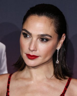 Loewe elbisesi giyen aktris Gal Gadot, 4 Kasım 2021 'de Los Angeles, Kaliforniya' da düzenlenen Xbox Plaza ve Chick Hearn Court 'ta düzenlenen Netflix' in 'Red Notice' in dünya prömiyerine geldi..