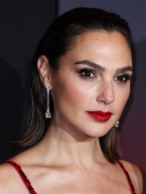 Loewe elbisesi giyen aktris Gal Gadot, 4 Kasım 2021 'de Los Angeles, Kaliforniya' da düzenlenen Xbox Plaza ve Chick Hearn Court 'ta düzenlenen Netflix' in 'Red Notice' in dünya prömiyerine geldi..