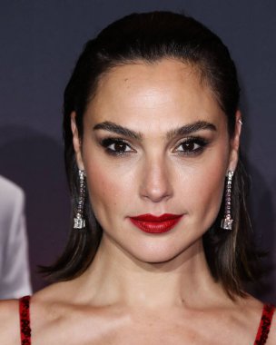 Loewe elbisesi giyen aktris Gal Gadot, 4 Kasım 2021 'de Los Angeles, Kaliforniya' da düzenlenen Xbox Plaza ve Chick Hearn Court 'ta düzenlenen Netflix' in 'Red Notice' in dünya prömiyerine geldi..