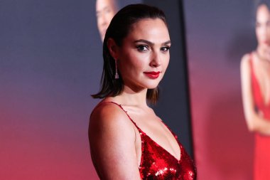 Loewe elbisesi giyen aktris Gal Gadot, 4 Kasım 2021 'de Los Angeles, Kaliforniya' da düzenlenen Xbox Plaza ve Chick Hearn Court 'ta düzenlenen Netflix' in 'Red Notice' in dünya prömiyerine geldi..