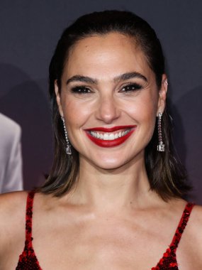 Loewe elbisesi giyen aktris Gal Gadot, 4 Kasım 2021 'de Los Angeles, Kaliforniya' da düzenlenen Xbox Plaza ve Chick Hearn Court 'ta düzenlenen Netflix' in 'Red Notice' in dünya prömiyerine geldi..