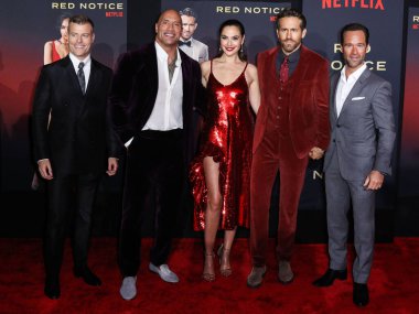 Yönetmen Rawson Marshall Thurber, aktör Dwayne Johnson, aktris Gal Gadot, aktör Ryan Reynolds ve aktör Chris Diamantopoulos Netflix 'in 4 Kasım 2021' de Los Angeles, ABD 'deki Xbox Plaza' da düzenlenen 'Red Notice' inin dünya prömiyerine geldiler..