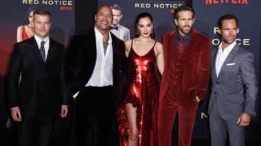 Yönetmen Rawson Marshall Thurber, aktör Dwayne Johnson, aktris Gal Gadot, aktör Ryan Reynolds ve aktör Chris Diamantopoulos Netflix 'in 4 Kasım 2021' de Los Angeles, ABD 'deki Xbox Plaza' da düzenlenen 'Red Notice' inin dünya prömiyerine geldiler..