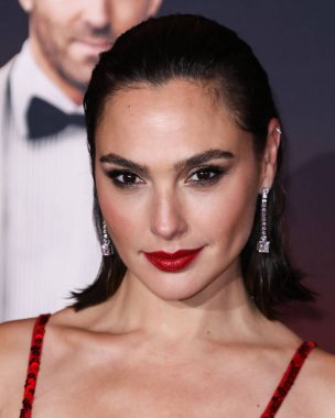 Loewe elbisesi giyen aktris Gal Gadot, 4 Kasım 2021 'de Los Angeles, Kaliforniya' da düzenlenen Xbox Plaza ve Chick Hearn Court 'ta düzenlenen Netflix' in 'Red Notice' in dünya prömiyerine geldi..