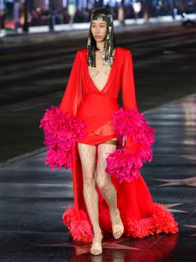 Hollywood Bulvarı 'ndaki Hollywood Bulvarı' ndaki Gucci Love Parade 'de 2 Kasım 2021' de Hollywood, Los Angeles, Kaliforniya, ABD 'deki TCL Çin Tiyatrosu IMAX' in dışında bir model podyumda yürüyor..