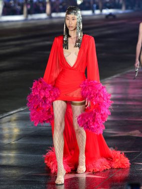 Hollywood Bulvarı 'ndaki Hollywood Bulvarı' ndaki Gucci Love Parade 'de 2 Kasım 2021' de Hollywood, Los Angeles, Kaliforniya, ABD 'deki TCL Çin Tiyatrosu IMAX' in dışında bir model podyumda yürüyor..