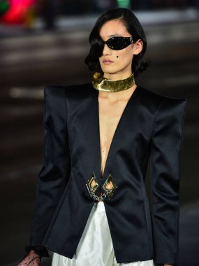 Hollywood Bulvarı 'ndaki Hollywood Bulvarı' ndaki Gucci Love Parade 'de 2 Kasım 2021' de Hollywood, Los Angeles, Kaliforniya, ABD 'deki TCL Çin Tiyatrosu IMAX' in dışında bir model podyumda yürüyor..