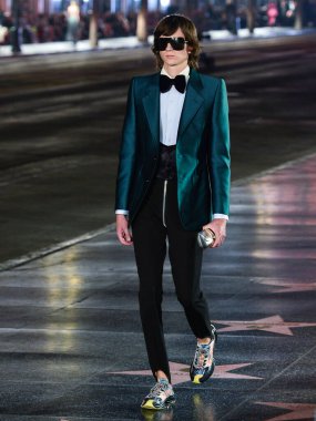 Hollywood Bulvarı 'ndaki Hollywood Bulvarı' ndaki Gucci Love Parade 'de 2 Kasım 2021' de Hollywood, Los Angeles, Kaliforniya, ABD 'deki TCL Çin Tiyatrosu IMAX' in dışında bir model podyumda yürüyor..