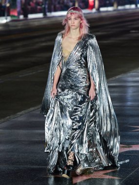 Hollywood Bulvarı 'ndaki Hollywood Bulvarı' ndaki Gucci Love Parade 'de 2 Kasım 2021' de Hollywood, Los Angeles, Kaliforniya, ABD 'deki TCL Çin Tiyatrosu IMAX' in dışında bir model podyumda yürüyor..