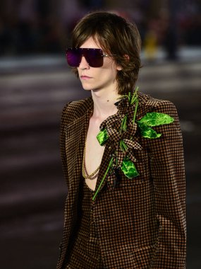 Hollywood Bulvarı 'ndaki Hollywood Bulvarı' ndaki Gucci Love Parade 'de 2 Kasım 2021' de Hollywood, Los Angeles, Kaliforniya, ABD 'deki TCL Çin Tiyatrosu IMAX' in dışında bir model podyumda yürüyor..