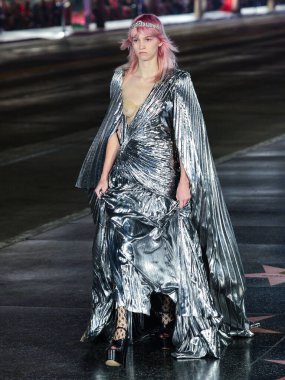 Hollywood Bulvarı 'ndaki Hollywood Bulvarı' ndaki Gucci Love Parade 'de 2 Kasım 2021' de Hollywood, Los Angeles, Kaliforniya, ABD 'deki TCL Çin Tiyatrosu IMAX' in dışında bir model podyumda yürüyor..