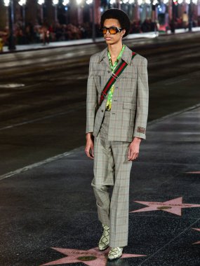 Hollywood Bulvarı 'ndaki Hollywood Bulvarı' ndaki Gucci Love Parade 'de 2 Kasım 2021' de Hollywood, Los Angeles, Kaliforniya, ABD 'deki TCL Çin Tiyatrosu IMAX' in dışında bir model podyumda yürüyor..