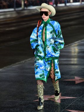 Hollywood Bulvarı 'ndaki Hollywood Bulvarı' ndaki Gucci Love Parade 'de 2 Kasım 2021' de Hollywood, Los Angeles, Kaliforniya, ABD 'deki TCL Çin Tiyatrosu IMAX' in dışında bir model podyumda yürüyor..