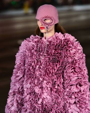 Hollywood Bulvarı 'ndaki Hollywood Bulvarı' ndaki Gucci Love Parade 'de 2 Kasım 2021' de Hollywood, Los Angeles, Kaliforniya, ABD 'deki TCL Çin Tiyatrosu IMAX' in dışında bir model podyumda yürüyor..