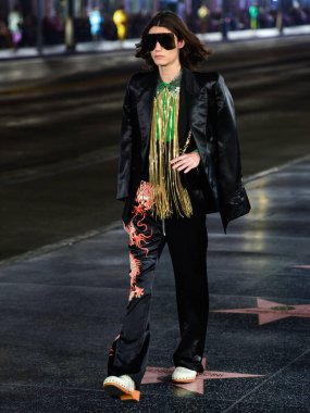 Hollywood Bulvarı 'ndaki Hollywood Bulvarı' ndaki Gucci Love Parade 'de 2 Kasım 2021' de Hollywood, Los Angeles, Kaliforniya, ABD 'deki TCL Çin Tiyatrosu IMAX' in dışında bir model podyumda yürüyor..