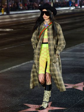 Hollywood Bulvarı 'ndaki Hollywood Bulvarı' ndaki Gucci Love Parade 'de 2 Kasım 2021' de Hollywood, Los Angeles, Kaliforniya, ABD 'deki TCL Çin Tiyatrosu IMAX' in dışında bir model podyumda yürüyor..