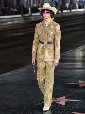 Hollywood Bulvarı 'ndaki Hollywood Bulvarı' ndaki Gucci Love Parade 'de 2 Kasım 2021' de Hollywood, Los Angeles, Kaliforniya, ABD 'deki TCL Çin Tiyatrosu IMAX' in dışında bir model podyumda yürüyor..