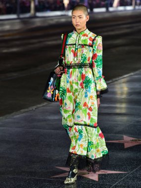 Hollywood Bulvarı 'ndaki Hollywood Bulvarı' ndaki Gucci Love Parade 'de 2 Kasım 2021' de Hollywood, Los Angeles, Kaliforniya, ABD 'deki TCL Çin Tiyatrosu IMAX' in dışında bir model podyumda yürüyor..