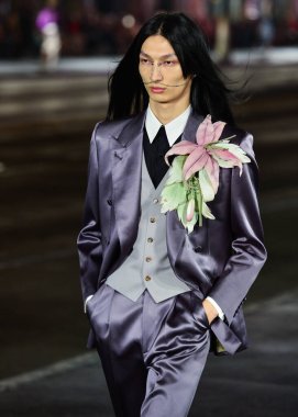 Hollywood Bulvarı 'ndaki Hollywood Bulvarı' ndaki Gucci Love Parade 'de 2 Kasım 2021' de Hollywood, Los Angeles, Kaliforniya, ABD 'deki TCL Çin Tiyatrosu IMAX' in dışında bir model podyumda yürüyor..