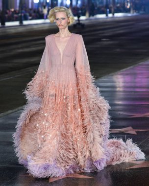 Hollywood Bulvarı 'ndaki Hollywood Bulvarı' ndaki Gucci Love Parade 'de 2 Kasım 2021' de Hollywood, Los Angeles, Kaliforniya, ABD 'deki TCL Çin Tiyatrosu IMAX' in dışında bir model podyumda yürüyor..