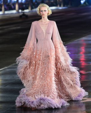 Hollywood Bulvarı 'ndaki Hollywood Bulvarı' ndaki Gucci Love Parade 'de 2 Kasım 2021' de Hollywood, Los Angeles, Kaliforniya, ABD 'deki TCL Çin Tiyatrosu IMAX' in dışında bir model podyumda yürüyor..