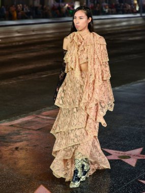 Model Quannah Rose Chasinghorse Potts, Hollywood Bulvarı 'ndaki Gucci Love Parade' de 2 Kasım 2021 'de Hollywood, Los Angeles, Kaliforniya, ABD' deki TCL Çin Tiyatrosu IMAX 'in önünde yürüyor.