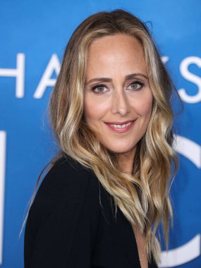 Aktris Kim Raver, 2 Kasım 2021 'de Batı Hollywood, Los Angeles, Kaliforniya, ABD' deki Pasifik Tasarım Merkezi 'nde düzenlenen Los Angeles Orijinal Film' Finch 'in galasına geldi.. 
