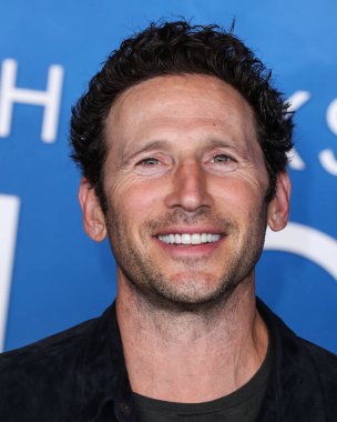 Aktör Mark Feuerstein, 2 Kasım 2021 'de Batı Hollywood, Los Angeles, Kaliforniya, ABD' deki Pacific Design Center 'da düzenlenen Los Angeles Orijinal Film' Finch 'in Los Angeles galasına geldi.