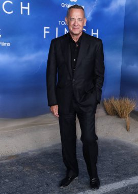 Aktör Tom Hanks, 2 Kasım 2021 'de Batı Hollywood, Los Angeles, Kaliforniya, ABD' deki Pacific Design Center 'da düzenlenen Los Angeles Orijinal Filmler' Finch 'in Los Angeles galasına geldi.. 
