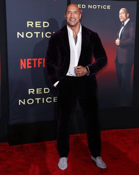 演员Dwayne Johnson出席了2021年11月4日在美国加利福尼亚州洛杉矶的Xbox Plaza和Chick Hearn Court举行的Netflix Red Notice 的世界首映式 — 图库照片
