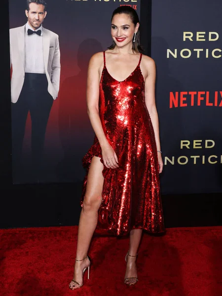 女優のギャル ガドットがLoeweのドレスを着て世界初公開Netflixの 赤いお知らせ がXbox Plaza Chick Harnn Courtで開催されます — ストック写真
