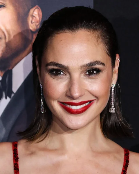 Loewe elbisesi giyen aktris Gal Gadot, 4 Kasım 2021 'de Los Angeles, Kaliforniya' da düzenlenen Xbox Plaza ve Chick Hearn Court 'ta düzenlenen Netflix' in 'Red Notice' in dünya prömiyerine geldi..