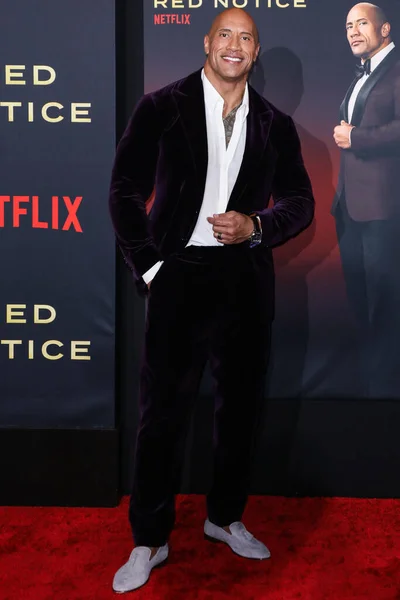俳優のドウェイン ジョンソンがXbox Plazaとチック ハーン コートで開催されたNetflixの 赤いお知らせ の世界初演に到着します — ストック写真