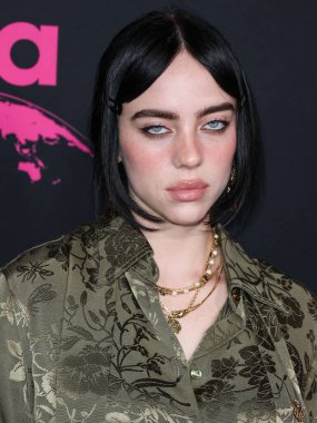 Gucci giyen Amerikalı şarkıcı ve söz yazarı Billie Eilish, 8 Ekim 2022 'de Hollywood, Los Angeles, Kaliforniya, ABD' de Sunset Las Palmas Stüdyoları 'nda düzenlenen 2022 Çevre Medya Derneği Ödülleri Galasına geldi..