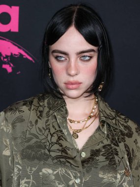 Gucci giyen Amerikalı şarkıcı ve söz yazarı Billie Eilish, 8 Ekim 2022 'de Hollywood, Los Angeles, Kaliforniya, ABD' de Sunset Las Palmas Stüdyoları 'nda düzenlenen 2022 Çevre Medya Derneği Ödülleri Galasına geldi..