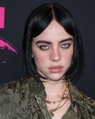 Gucci giyen Amerikalı şarkıcı ve söz yazarı Billie Eilish, 8 Ekim 2022 'de Hollywood, Los Angeles, Kaliforniya, ABD' de Sunset Las Palmas Stüdyoları 'nda düzenlenen 2022 Çevre Medya Derneği Ödülleri Galasına geldi..