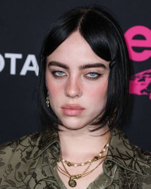 Gucci giyen Amerikalı şarkıcı ve söz yazarı Billie Eilish, 8 Ekim 2022 'de Hollywood, Los Angeles, Kaliforniya, ABD' de Sunset Las Palmas Stüdyoları 'nda düzenlenen 2022 Çevre Medya Derneği Ödülleri Galasına geldi..
